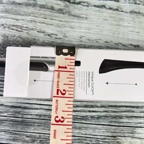 Oral-B Clic Manual Toothbrush With Extra Replacement Head And Magnetic Holder - Picture 9 of 9